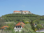 Die Neuenburg hoch über der Weinlage "Ehrauberge"